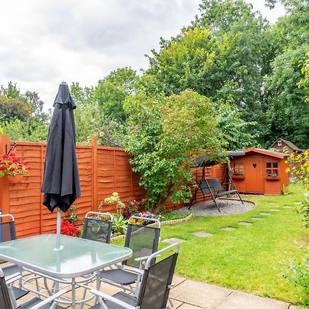 Red Cherry House Watford  Bagian luar foto