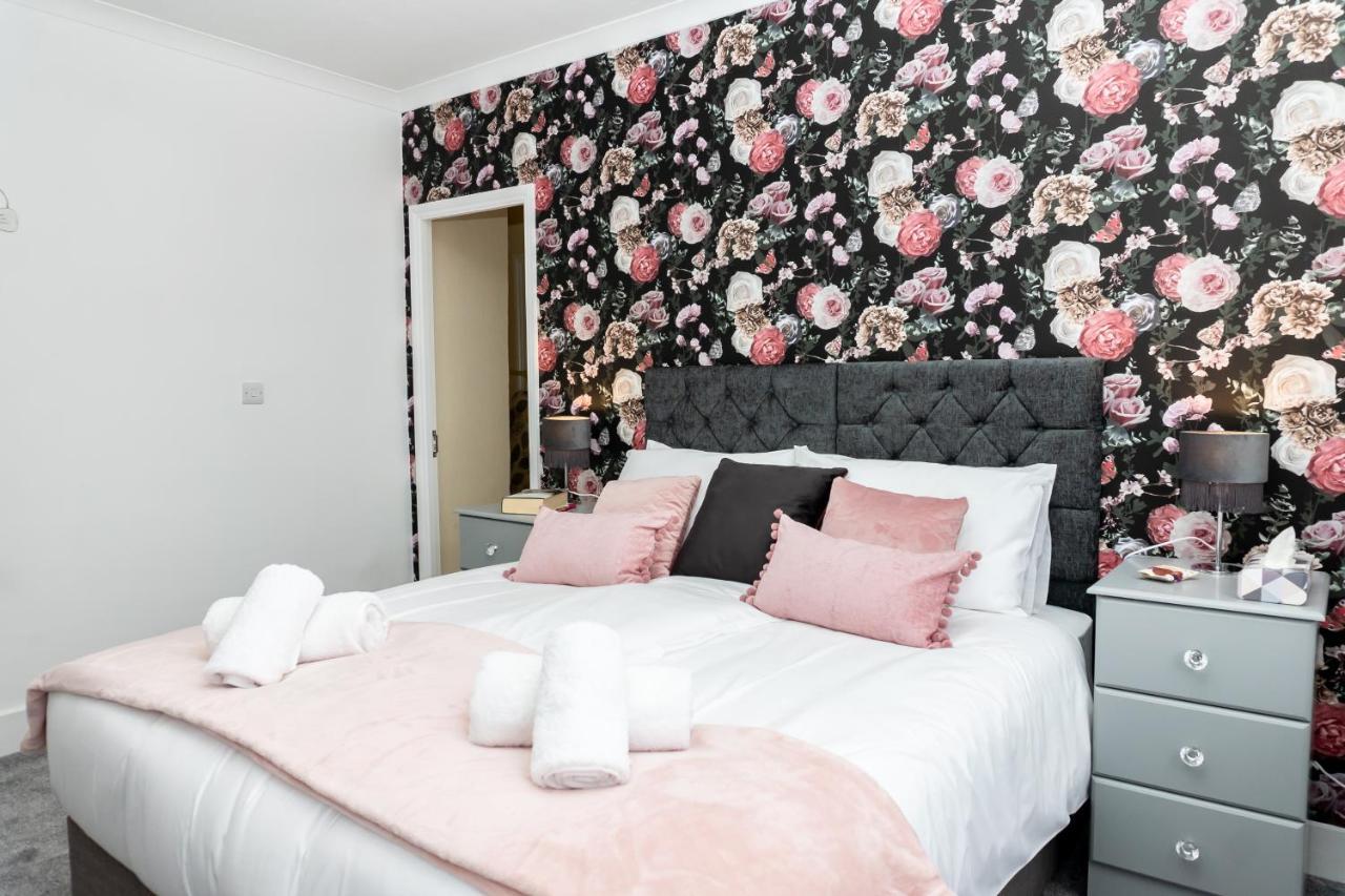 Red Cherry House Watford  Bagian luar foto