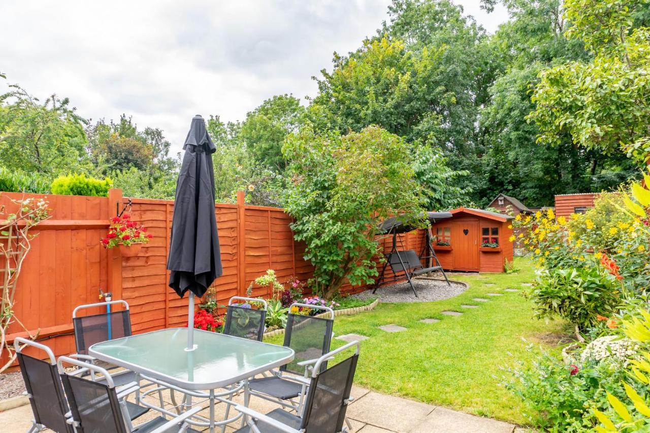 Red Cherry House Watford  Bagian luar foto