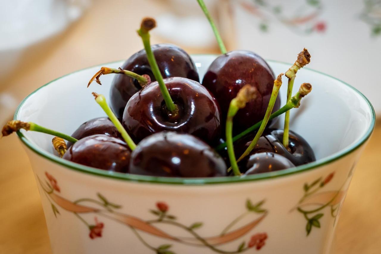 Red Cherry House Watford  Bagian luar foto