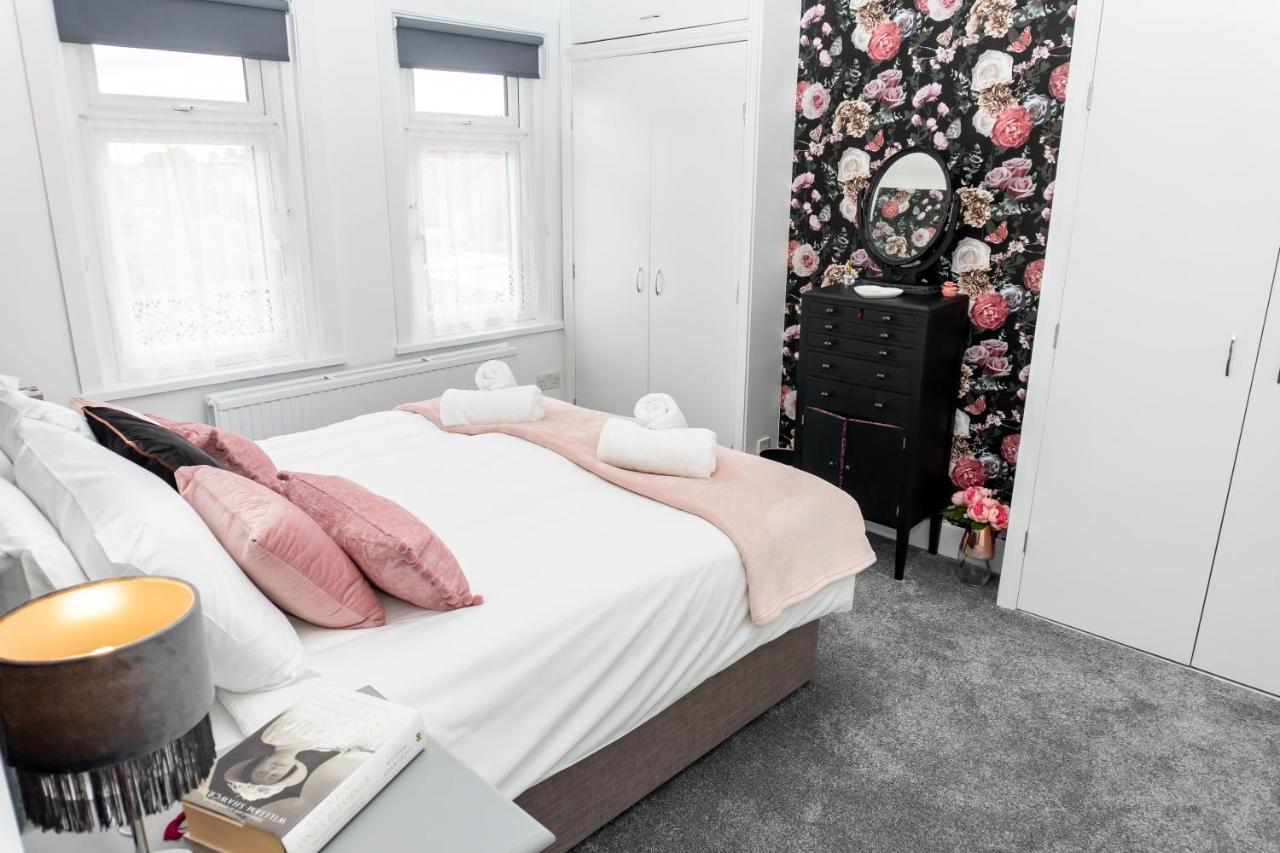Red Cherry House Watford  Bagian luar foto