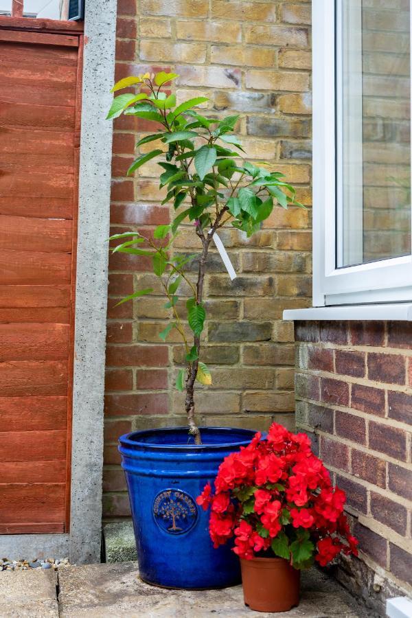 Red Cherry House Watford  Bagian luar foto