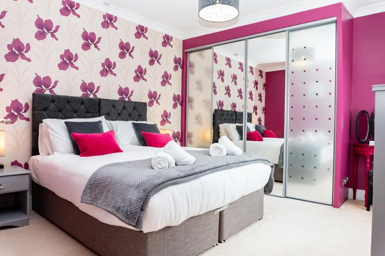 Red Cherry House Watford  Bagian luar foto