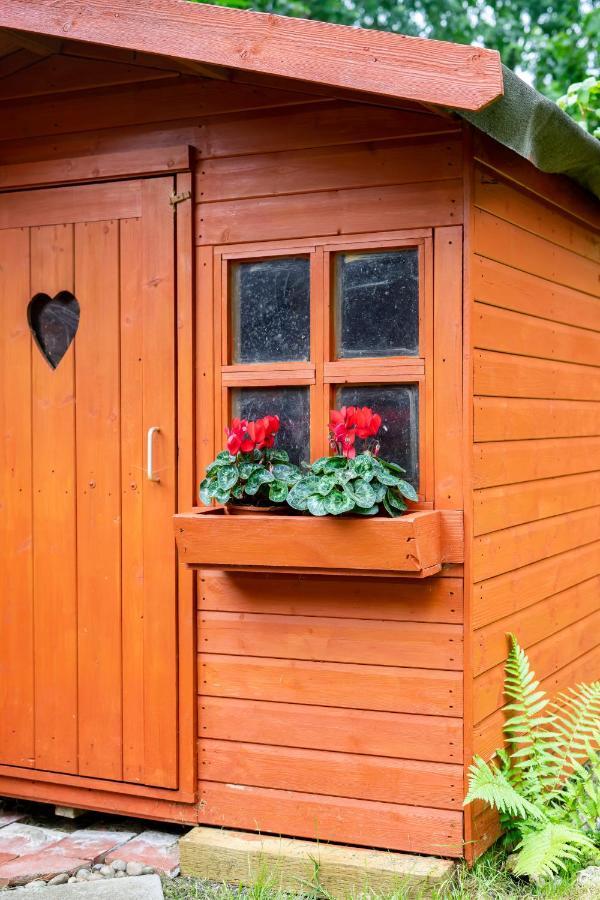 Red Cherry House Watford  Bagian luar foto