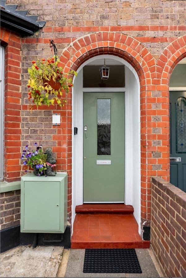 Red Cherry House Watford  Bagian luar foto
